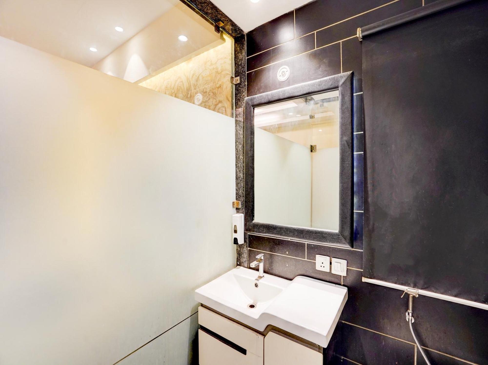 Super Townhouse Pitampura West Enclave Hotel Delhi  Ngoại thất bức ảnh