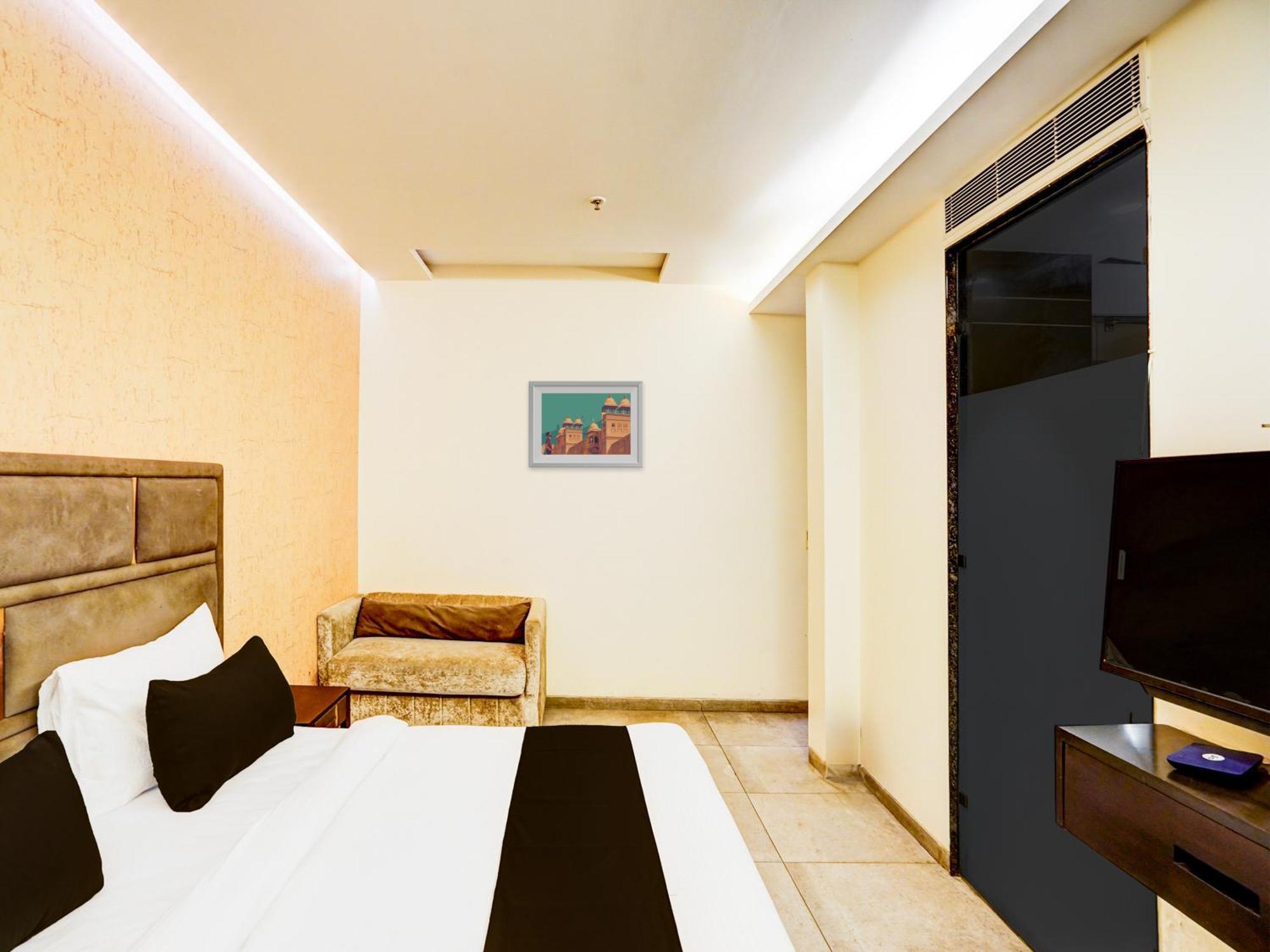 Super Townhouse Pitampura West Enclave Hotel Delhi  Ngoại thất bức ảnh